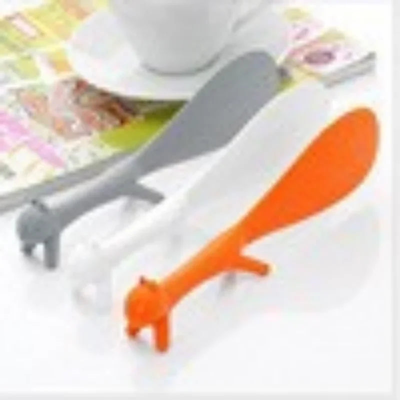 1pcs Korean Version Personalized Cute Creative Squirrel Stand Up Non Stick Table Squirrel Rice Spoon Random Color